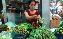 Nhiều chợ ở TPHCM vừa mở lại, thực phẩm giảm giá không ngờ