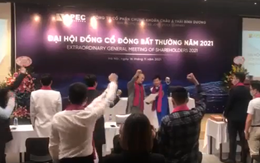 Lãnh đạo Chứng khoán APEC (APS) đeo khăn tím, giơ tay hô hào cổ đông “gồng lãi”
