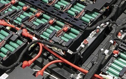 Giá lithium tăng gấp 4 lần chỉ trong một năm, ngành sản xuất pin xe điện quay cuồng trong bão giá