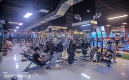 Phòng gym mở lại, người Hà Nội đeo khẩu trang luyện tập