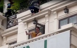 Cận cảnh cuộc giải cứu nghẹt thở cô gái định nhảy lầu tự tử trong KDC City Land ở Sài Gòn
