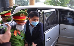 Hình ảnh cựu Chủ tịch Hà Nội Nguyễn Đức Chung được dẫn giải đến tòa