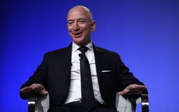 Một năm mua sắm 'tưng bừng' đậm chất người giàu của tỷ phú Jeff Bezos