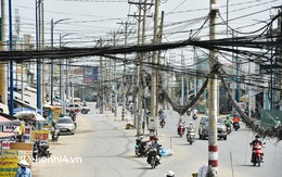 Hàng trăm cột điện bị "bỏ quên" giữa đường ở Sài Gòn, người dân "nín thở" luồn lách