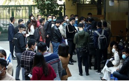"Biển người" đổ về gây tình trạng lộn xộn tại các điểm đăng ký xe ở Hà Nội