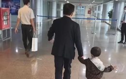"Ông trùm bóng đá" Việt nắm tay cháu nội tung tăng trong sân bay, bận rộn với cơ ngơi nghìn tỷ nhưng thời gian dành cho cháu vẫn ưu tiên