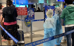 Hành khách mặc áo mưa, bảo hộ kín mít khi đi máy bay tại Tân Sơn Nhất