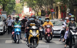 Sài Gòn nhộn nhịp trưa Mùng 1 Tết, dân đeo khẩu trang kín mít đi lễ chùa đầu năm