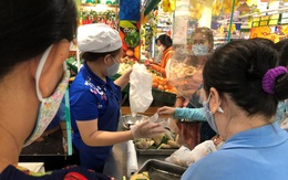 Sáng mùng 3 Tết, dân Sài Gòn xếp hàng vào siêu thị mua gà cúng