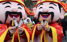 "Muôn hình vạn trạng" ngày Vía Thần Tài ở Trung Quốc: Người tranh nhau "quét mã" nhận lì xì online, hàng vạn người giành lấy tiền cổ vì muốn may mắn