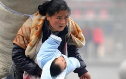 Ít tháng sau bức ảnh chấn động, người mẹ trong hình chịu bi kịch "xé lòng": Nghèo ở TQ đáng sợ tới mức nào?