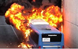 Đang lưu thông, một xe buýt bất ngờ bốc cháy trước cửa hầm chui An Sương