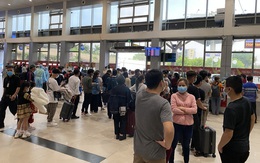 Hành khách xếp hàng dài ở sân bay Tân Sơn Nhất để đổi trả vé Tết vì dịch Covid-19