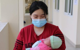 Hành trình "ăn Tết ở cữ" của người mẹ bé gái 21 ngày tuổi dương tính SARS-CoV-2 và nụ cười của những đứa trẻ trong bệnh viện dã chiến ở Hải Dương