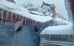 "Nóc nhà Đông Dương" đẹp kỳ ảo đúng dịp Tết: Du khách thích thú ngắm cảnh, chụp ảnh, trượt trên lớp tuyết dày gần 1m dưới cái lạnh âm độ