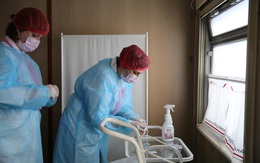 Cận cảnh tiêm phòng vắc-xin Covid-19 trên tàu ở Nga