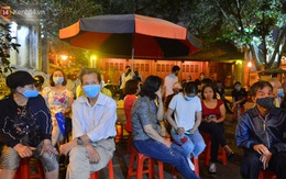Ảnh: Hàng trăm người dân Hà Nội xếp hàng chờ cấp căn cước công dân gắn chíp trong đêm