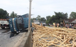 Thanh Hoá: Lật ô tô chở gỗ khiến 7 người tử vong