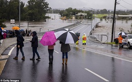 Lần đầu tiên trong 30 năm con đập khổng lồ xả nước: Úc rơi vào ngập lụt nghiêm trọng