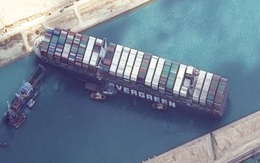 Nỗ lực giải cứu tàu mắc cạn trên Kênh đào Suez lại thất bại, tác động kinh tế bắt đầu lan rộng