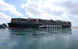 Cần bao lâu để dỡ hết container trên ‘siêu tàu’ đang mắc cạn ở Suez?