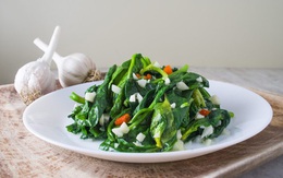 Các loại rau xanh đậm rất ngon và bổ dưỡng, nhưng 2 đối tượng này cần cẩn trọng khi ăn kẻo khiến bệnh thêm nặng