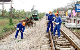 Bảo trì đường sắt cầm chừng: Tranh cãi về 'tiêu tiền', vay lãi trả lương