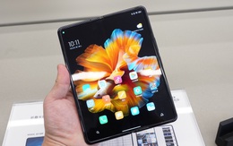 Tung điện thoại màn hình gập giá tối đa 2.000 USD, Xiaomi quyết đấu Samsung, Huawei