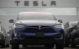 Hô hào giá lên 2.000 USD, vị tỷ phú này vừa bán 1,8 triệu cổ phiếu Tesla