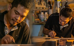 Chàng trai Sài Gòn 15 năm làm đàn guitar handmade: "Có người nước ngoài mang bộ gỗ 70 triệu đến đặt mình làm"
