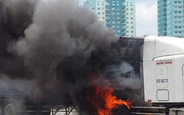 Xe container cháy dữ dội trên xa lộ Hà Nội, cửa ngõ TPHCM kẹt xe nghiêm trọng