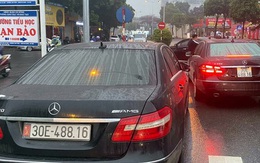 Vụ 2 xe sang Mercedes trùng biển số: Nhóm bán 500 bộ giấy tờ giả chịu mức án nào?