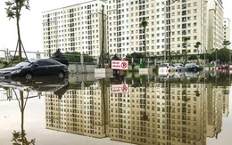 Hà Nội: Sau trận mưa lớn, hàng loạt ô tô ngập sâu trong biển nước