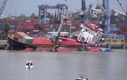 Lật nghiêng tàu hàng chở 54 container làm 18 container rơi xuống sông ở Tân cảng Hiệp Phước