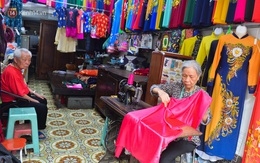 Chuyện cụ bà tóc trắng bên trong tiệm may 4 đời ở phố Cổ: "Tôi mất 400 cây vàng để mua lại cái tiệm chưa đầy 20m2 này"
