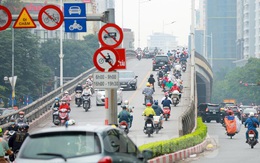 Bất chấp lệnh cấm giờ cao điểm, xe máy vẫn vô tư phi lên cầu vượt Láng - Lê Văn Lương