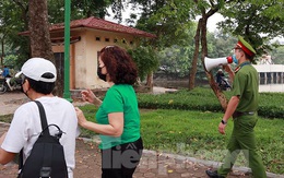 Hà Nội lập chốt ngăn người dân 'vượt rào' tập thể dục ở công viên, vườn hoa