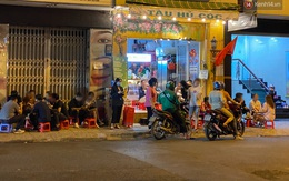 Cuối tuần, khách nhậu Sài Gòn ngồi chật kín quán, giới trẻ tụ tập tràn vỉa hè giữa dịch Covid-19