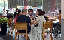 Nhiều quán cà phê, siêu thị Hà Nội kín khách, không giữ khoảng cách