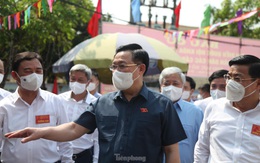Chủ tịch Quốc hội Vương Đình Huệ kiểm tra công tác bầu cử tại tâm dịch Bắc Giang