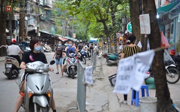 Cận cảnh phiên chợ chống dịch Covid-19 ở Hà Nội: Người dân bỏ tiền vào xô, nhận đồ ở chậu