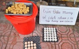 Cận cảnh phiên chợ chống dịch Covid-19 ở Hà Nội: Người dân bỏ tiền vào xô, nhận đồ ở chậu