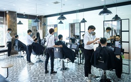 Người dân vội vã đi cắt tóc trước giờ "cấm", hàng cắt tóc đông gấp 3 lần bình thường