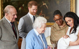 Bé Archie bước sang tuổi lên 2, Nữ hoàng Anh gửi lời chúc mừng kèm tấm hình chứa ẩn ý nhắc nhở Meghan Markle