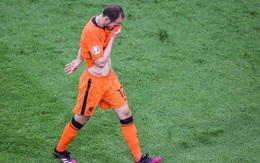 Đồng cảm với Eriksen, tuyển thủ Hà Lan từng 2 lần bị ngừng tim bưng mặt khóc nức nở khi thi đấu tại Euro