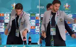 "Đu trend" Ronaldo, ngôi sao xuất sắc nhất trận Ý - Thụy Sĩ cũng gạt bỏ chai Coca-Cola ra khỏi bàn họp báo