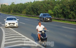 Theo chân CSGT 'dẹp loạn' xe máy trên Đại lộ Thăng Long