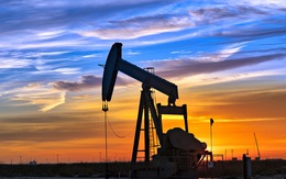 Giá dầu đạt đỉnh hơn 2 năm do nguồn cung của Mỹ thắt chặt