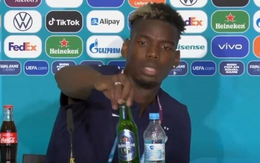 Không cho phép cầu thủ tự ý cất chai Coca Cola giống Ronaldo nhưng UEFA lại chấp nhận thay đổi vì một hành động của Pogba