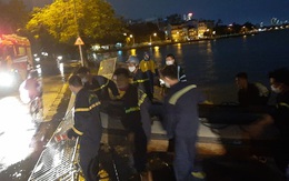 NÓNG: Bị lật thuyền trong lúc mưa to, dông lốc, người đàn ông bị sóng đánh ra giữa Hồ Tây